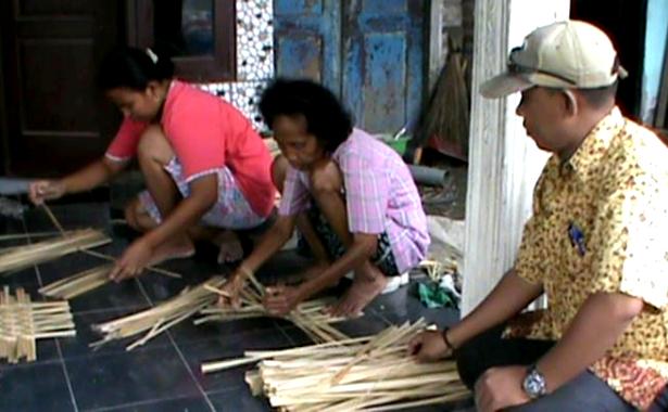 Dari Anyaman Bambu  Ini Mampu Menghidupi 20 Keluarga 