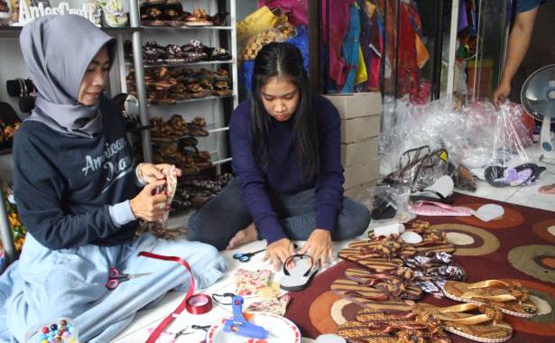 Sulap Sandal  Jepit  Ibu  Rumah Tangga Ini Omzetnya Tiap 