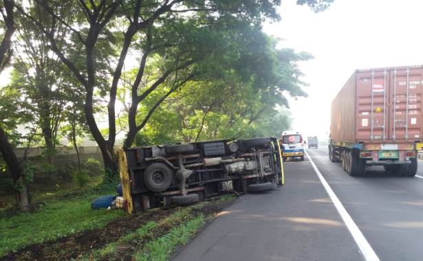 Kecelakaan Tunggal Truk  Muat Ikan Segar Terguling  di Tol 