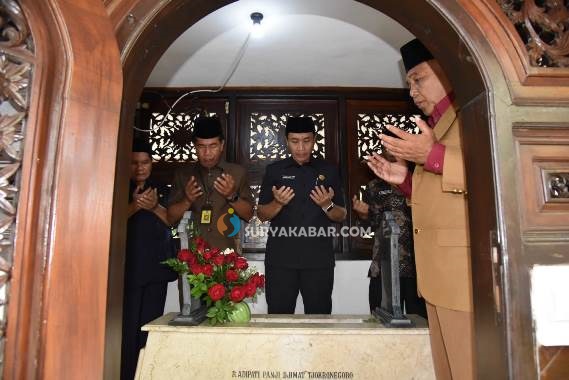 Jelang Hari Jadi, Pejabat Pemkab Sidoarjo Ziarah Ke TMP Dan Makam ...