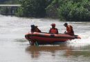 Hingga Jumat Siang Bapak Anak yang Tenggelam di Kali Mas Sidoarjo Belum Ditemukan