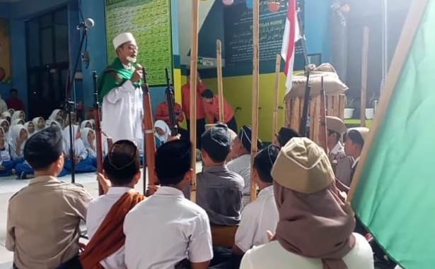 SMP Wahid Hasyim 8 Waru Sidoarjo Gelar Teatrikal Hari Santri Nasional