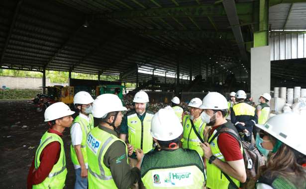 <span style='color:#ff0000;font-size:12px;'>Berita Banyuwangi </span><br> Banyuwangi Didukung Austria dan Uni Emirate Arab akan Bangun Tiga Fasilitas Pengolahan Sampah Berkapasitas Total 260 Ton