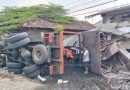 <span style='color:#ff0000;font-size:12px;'>Berita Sidoarjo </span><br> Truk Tronton Tabrak Dua Rumah di Krembung Sidoarjo