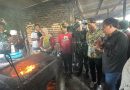 <span style='color:#ff0000;font-size:12px;'>Berita Sidoarjo </span><br> Sidak ke Produsen Tahu di Krian Sidoarjo, Bupati Subandi Tawarkan Solusi Bahan Bakar Alternatif Berupa Kayu Bakar dan Gas