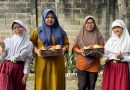 <span style='color:#ff0000;font-size:12px;'>Pendidikan </span><br> Siswa-Siswi SD Al Muslim Rayakan Kelulusan dengan Berbagi Parcel Buah untuk Satpam dan Cleaning Service Sekolah