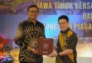 Direktur Jenderal Pajak Serahkan Piagam Wajib Pajak kepada 20 Wajib Pajak di Jawa Timur
