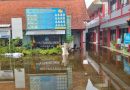 <span style='color:#ff0000;font-size:12px;'>Berita Sidoarjo </span><br> SMPN 2 Tanggulangin Sidoarjo Tergenang Banjir, Murid Belajar Daring