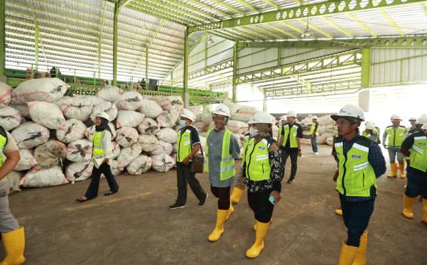 <span style='color:#ff0000;font-size:12px;'>Berita Banyuwangi </span><br> Pengolahan Sampah Sirkular Modern TPS3R Balak Banyuwangi, Mampu Olah Sampah Menjadi Bahan Bakar Pabrik