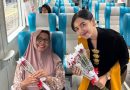 Hari Kartini, Petugas KAI di Stasiun Malang Berbagi Bunga untuk Pelanggan Perempuan
