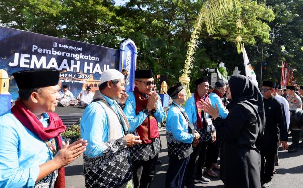 <span style='color:#ff0000;font-size:12px;'>Haji 2026 </span><br> Bupati Banyuwangi Ipuk Lepas 1.312 Jemaah Calon Haji, Bupati Ipuk: Doakan Kebaikan untuk Banyuwangi