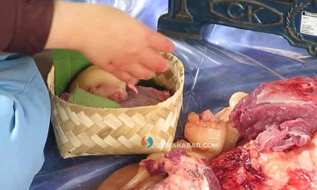 <span style='color:#ff0000;font-size:12px;'>Idul Adha </span><br> Wabup Sidoarjo Mimik Idayana Bagikan 4.000 Paket Daging Kurban, Gunakan Wadah Ramah Lingkungan Besek Bambu