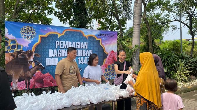 <span style='color:#ff0000;font-size:12px;'>Idul Adha </span><br> Lippo Plaza Sidoarjo Kurban 2 Ekor Sapi, Bagikan Daging Kurban untuk Masyarakat Sekitar