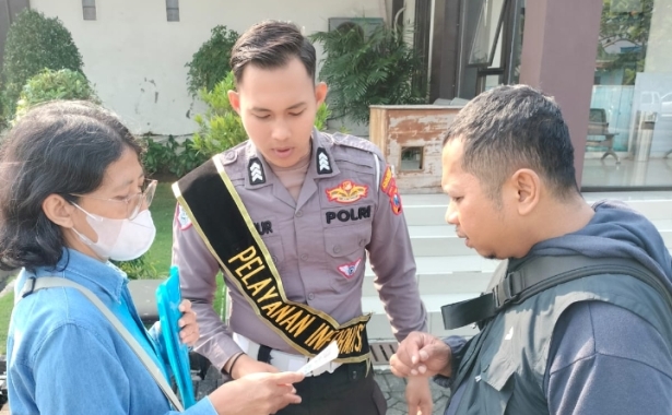 <span style='color:#ff0000;font-size:12px;'>Berita Sidoarjo </span><br> Satlantas Polresta Sidoarjo Turunkan Petugas Pendamping di Samsat, Urus Pajak Kendaraan Kini Lebih Cepat dan Mudah