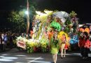 <span style='color:#ff0000;font-size:12px;'>Berita Surabaya </span><br> Ribuan Warga Padati Rute Surabaya Vaganza Festival of Lights