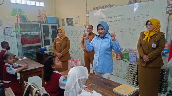 <span style='color:#ff0000;font-size:12px;'>Berita Sidoarjo </span><br> Wabup Sidoarjo Sidak Program MBG di SDN Pucang 1, Pastikan Menu Bergizi dan Aman Dikonsumsi