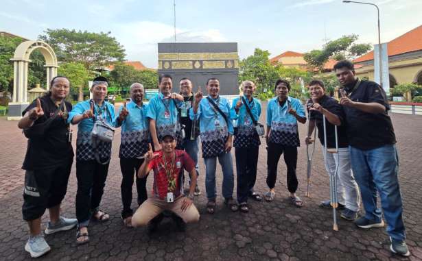 <span style='color:#ff0000;font-size:12px;'>Haji 2026 </span><br> Enam Wartawan Pokja KONI Jatim Berangkat Haji setelah Menunggu 14 Tahun