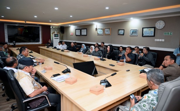 <span style='color:#ff0000;font-size:12px;'>Berita Banyuwangi </span><br> Bupati Banyuwangi Ipuk Fiestiandani Ajukan Pelebaran Jalan hingga Peningkatan Kapasitas Dermaga untuk Atasi Kemacetan Pelabuhan Ketapang