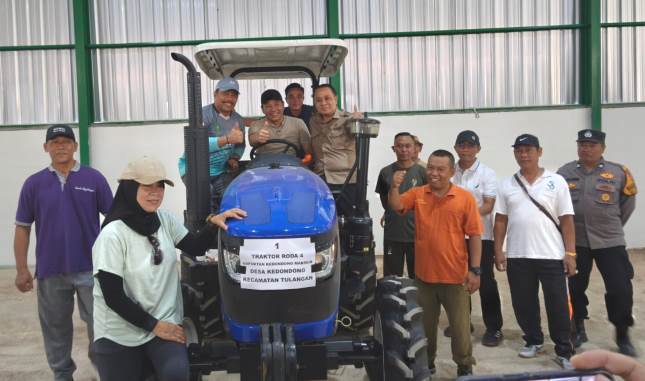 <span style='color:#ff0000;font-size:12px;'>Berita Sidoarjo </span><br> Bupati Subandi Serahkan Traktor untuk Petani Tulangan, Percepat Modernisasi Pertanian dan Genjot Kesejahteraan