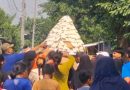 <span style='color:#ff0000;font-size:12px;'>Berita Sidoarjo </span><br> Gunungan Tempe Diserbu Warga, Tradisi Suro’an di Sidoarjo Meriah dengan Larung Sesaji di Sungai Kalimas