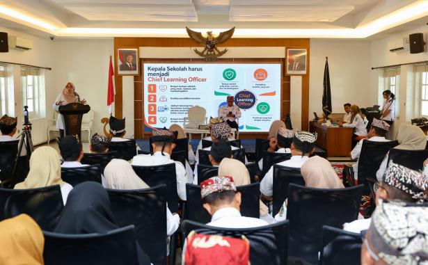 <span style='color:#ff0000;font-size:12px;'>Berita Banyuwangi </span><br> Bupati Banyuwangi Ipuk Serahkan SK Mutasi 42 Kepala SMP, Minta Sekolah Aktif Cegah Anak Putus Sekolah