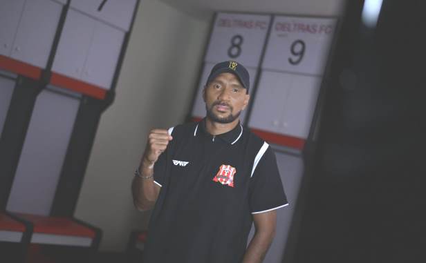 <span style='color:#ff0000;font-size:12px;'>Championship 2026-2027 </span><br> Leonard Tupamahu Resmi Pelatih Deltras FC