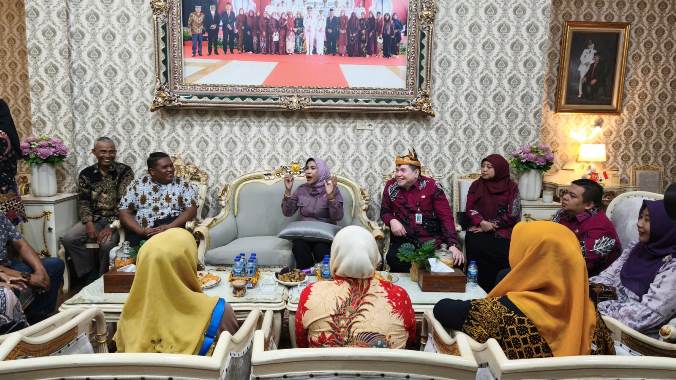 <span style='color:#ff0000;font-size:12px;'>Kuliner Sidoarjo </span><br> Wabup Sidoarjo Mimik Idayana Janjikan Penataan Ulang Sentra Kuliner Gajah Mada demi Dongkrak Omzet Pedagang