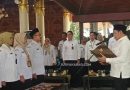 <span style='color:#ff0000;font-size:12px;'>Berita Sidoarjo </span><br> Bupati Subandi Melantik 254 Kepala Sekolah SD-SMP Negeri Sidoarjo, 86 Jabatan Kepala Sekolah Masih Kosong