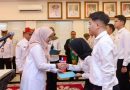 <span style='color:#ff0000;font-size:12px;'>Berita Banyuwangi </span><br> Bupati Banyuwangi Ipuk Fiestiandani Serahkan SK Pengangkatan kepada 79 PNS, Tiga di Antaranya Dokter Spesialis dan Tujuh Dokter Umum