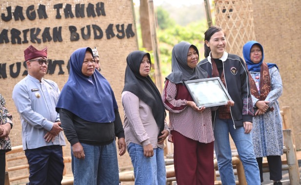 <span style='color:#ff0000;font-size:12px;'>Berita Banyuwangi </span><br> Wamen PPA Resmikan Pusat Kegiatan Belajar Masyarakat NUN, Banyuwangi Fasilitasi Para Orang Tua di Pinggir Hutan Lanjutkan Pendidikan