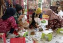 Hari Batik Nasional, Penumpang Kereta Api Belajar Mencanting di Stasiun Surabaya Gubeng